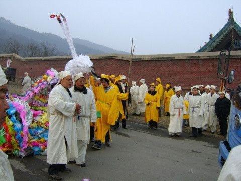 山西传统与现代交融的葬礼礼仪展现